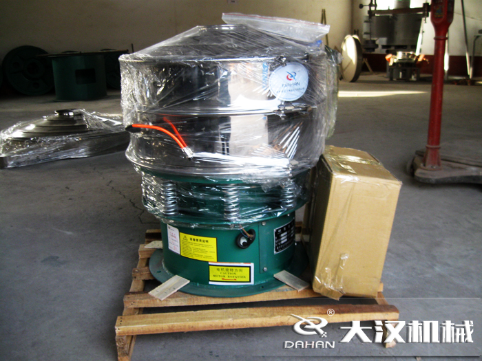 三氯蔗糖粉超聲波振動篩采用不銹鋼+碳鋼材質(zhì)的產(chǎn)品能夠更好的節(jié)省成本，同時(shí)能夠達(dá)到想要的篩分效果。