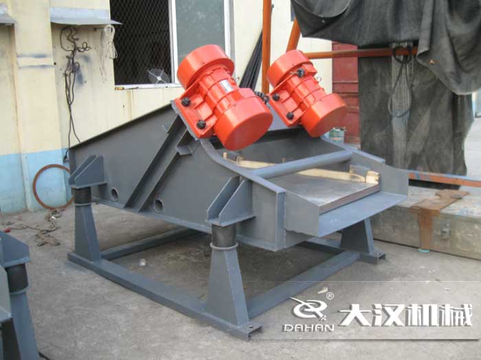 礦用振動篩采用優(yōu)質(zhì)的錳鋼材質(zhì)，主要特點就耐磨性強，對于礦用振動篩來說其，耐磨性是非常重要的。