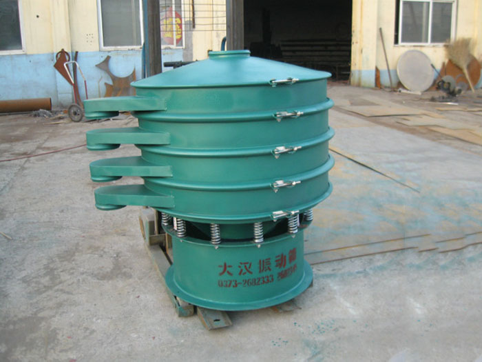 直徑1000型振動(dòng)篩除了有碳鋼材質(zhì)其還有不銹鋼+碳鋼，以及全不銹鋼的選擇，用戶可根據(jù)用戶物料的性質(zhì)不同可進(jìn)行選擇。