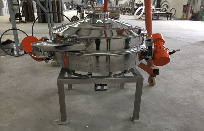 主要采用的是雙振動(dòng)電機(jī)振動(dòng)，其振動(dòng)力比普通振動(dòng)篩要高，同時(shí)采用直泄式的排料方式，很好的解決了堵料塞料的問(wèn)題。