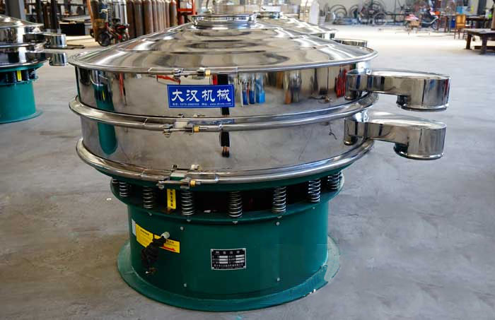 玻璃粉振動(dòng)篩比較常見的材質(zhì)為不銹鋼材質(zhì)，但其碳鋼材質(zhì)的設(shè)備相對(duì)來(lái)說(shuō)其使用壽命不夠長(zhǎng)，對(duì)于一些特殊行業(yè)的物料的篩分也比較有限，所以目前比較受歡迎的材質(zhì)為不銹鋼材質(zhì)。
