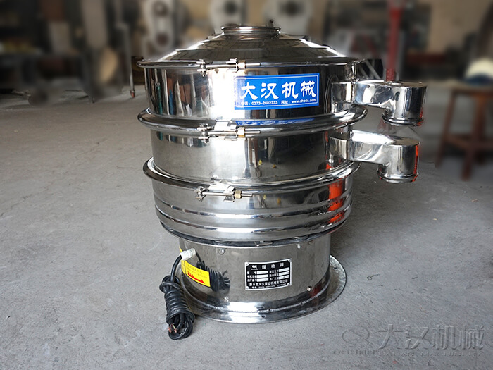 醫(yī)藥振動篩主要采用的是304不銹鋼振動篩，優(yōu)勢：設(shè)備干凈衛(wèi)生，不易生銹，使用壽命長久，經(jīng)久耐用。